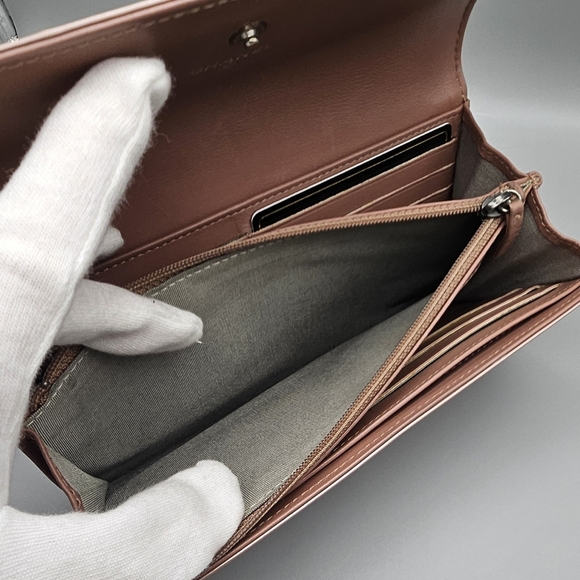 🩷CHANEL Rose Gold Quilted Patent Leather Wallet/Clutch🩷 - Picture 9 of 17